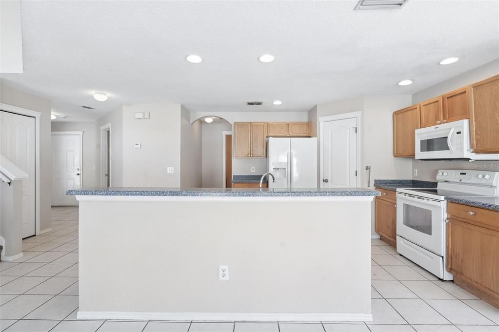 合同活跃: $319,900 (4 贝兹, 3 浴室, 1817 平方英尺)