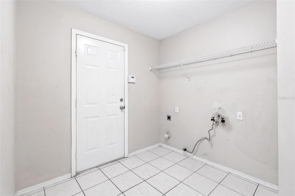 合同活跃: $319,900 (4 贝兹, 3 浴室, 1817 平方英尺)