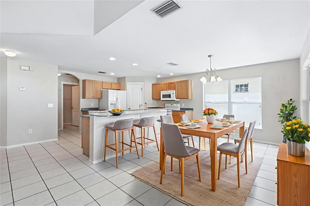 合同活跃: $319,900 (4 贝兹, 3 浴室, 1817 平方英尺)