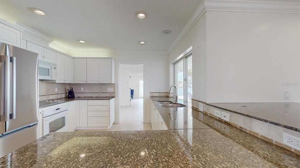 Под контрактом: $2,100,000 (3 спален, 3 ванн, 2305 Квадратных фут)