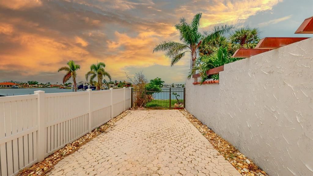 Под контрактом: $2,100,000 (3 спален, 3 ванн, 2305 Квадратных фут)