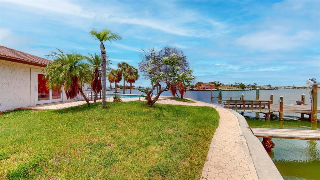 Под контрактом: $2,100,000 (3 спален, 3 ванн, 2305 Квадратных фут)