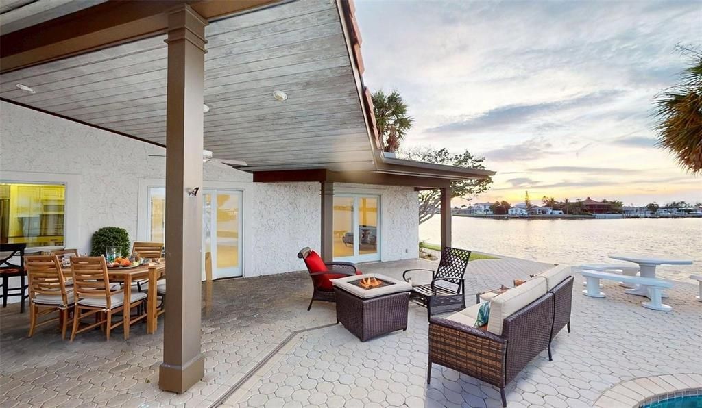 Под контрактом: $2,100,000 (3 спален, 3 ванн, 2305 Квадратных фут)