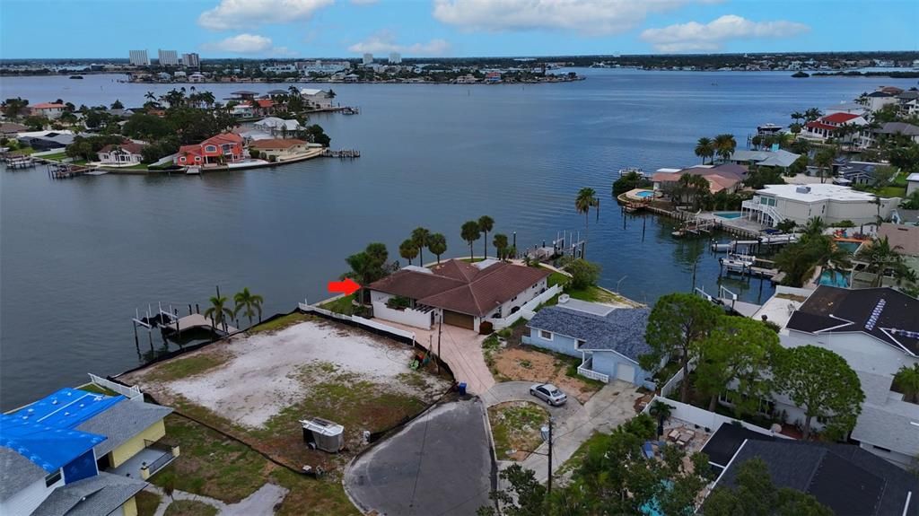 Под контрактом: $2,100,000 (3 спален, 3 ванн, 2305 Квадратных фут)