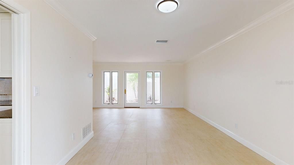 Под контрактом: $2,100,000 (3 спален, 3 ванн, 2305 Квадратных фут)