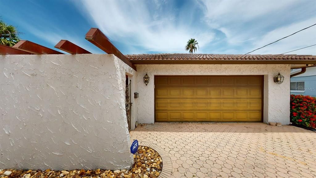 Под контрактом: $2,100,000 (3 спален, 3 ванн, 2305 Квадратных фут)