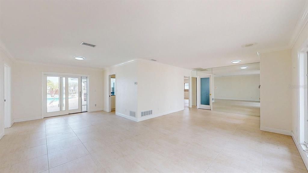 Под контрактом: $2,100,000 (3 спален, 3 ванн, 2305 Квадратных фут)