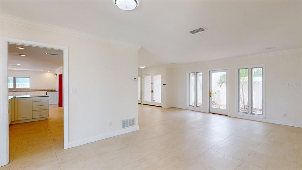 Под контрактом: $2,100,000 (3 спален, 3 ванн, 2305 Квадратных фут)