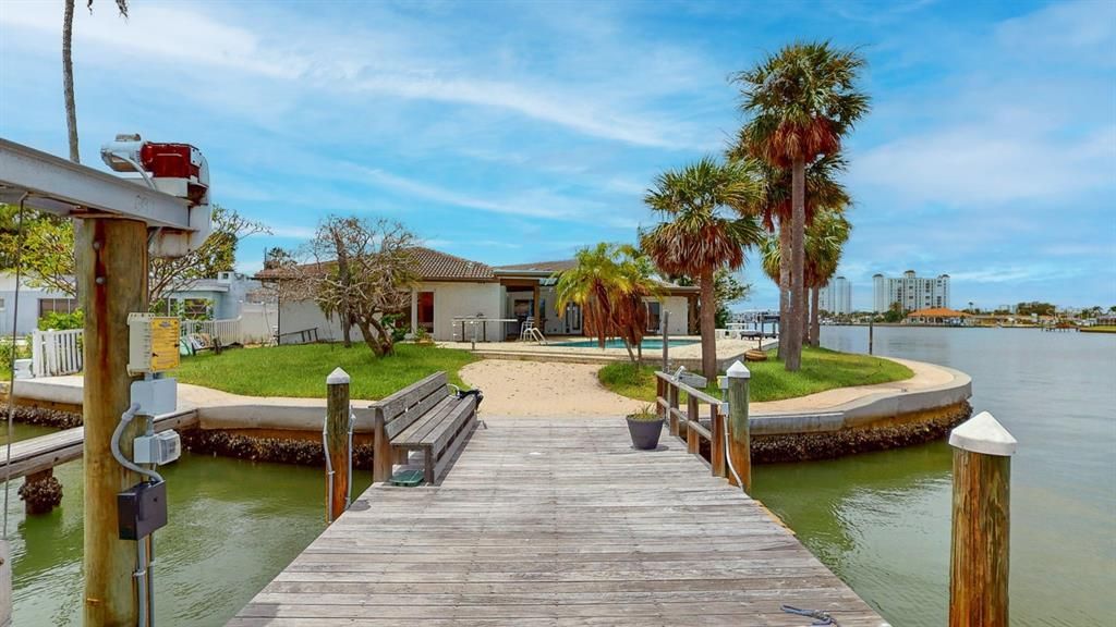 Под контрактом: $2,100,000 (3 спален, 3 ванн, 2305 Квадратных фут)