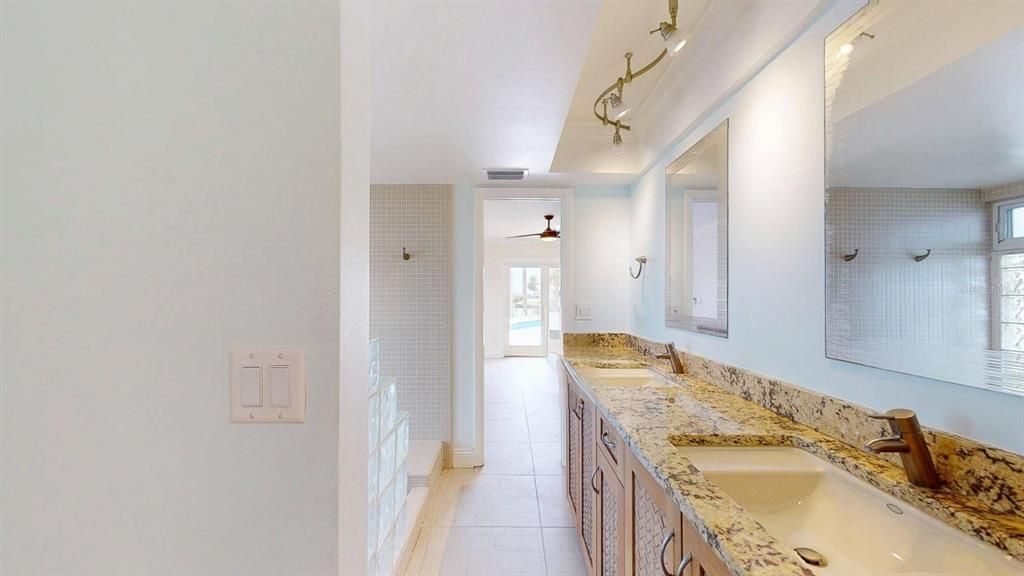 Под контрактом: $2,100,000 (3 спален, 3 ванн, 2305 Квадратных фут)