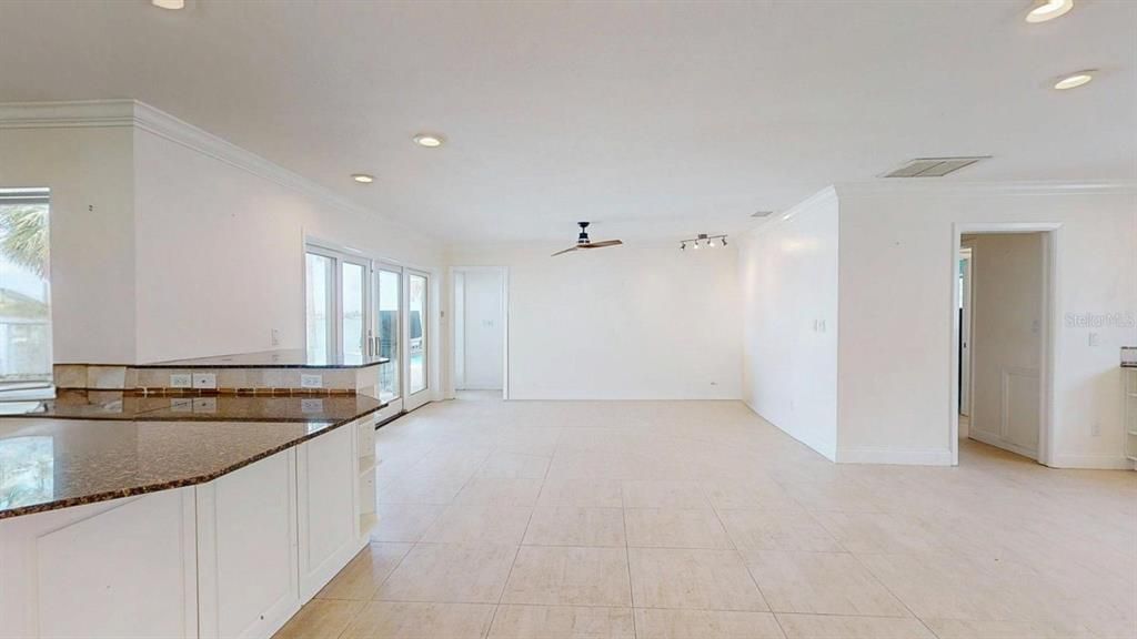 Под контрактом: $2,100,000 (3 спален, 3 ванн, 2305 Квадратных фут)