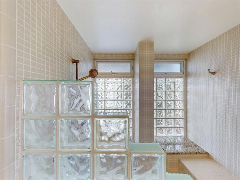 Под контрактом: $2,100,000 (3 спален, 3 ванн, 2305 Квадратных фут)