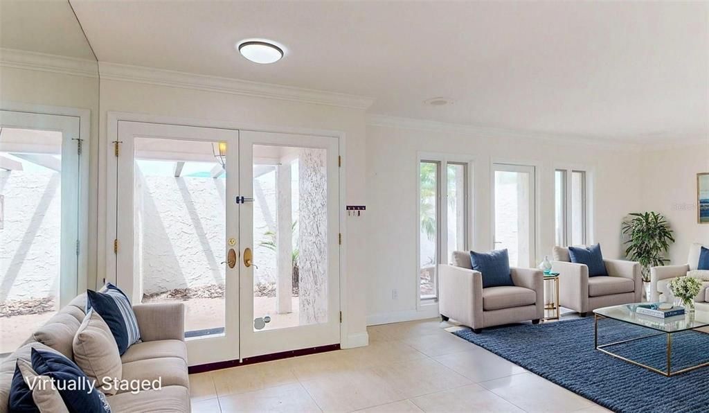 Под контрактом: $2,100,000 (3 спален, 3 ванн, 2305 Квадратных фут)