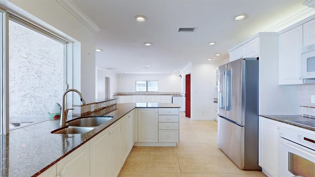 Под контрактом: $2,100,000 (3 спален, 3 ванн, 2305 Квадратных фут)