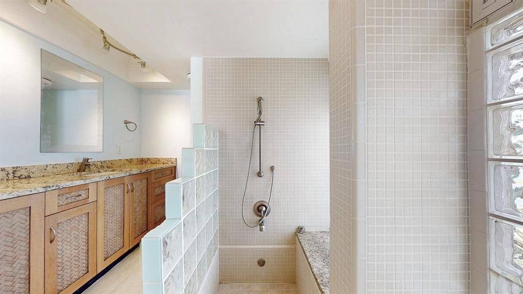 Под контрактом: $2,100,000 (3 спален, 3 ванн, 2305 Квадратных фут)