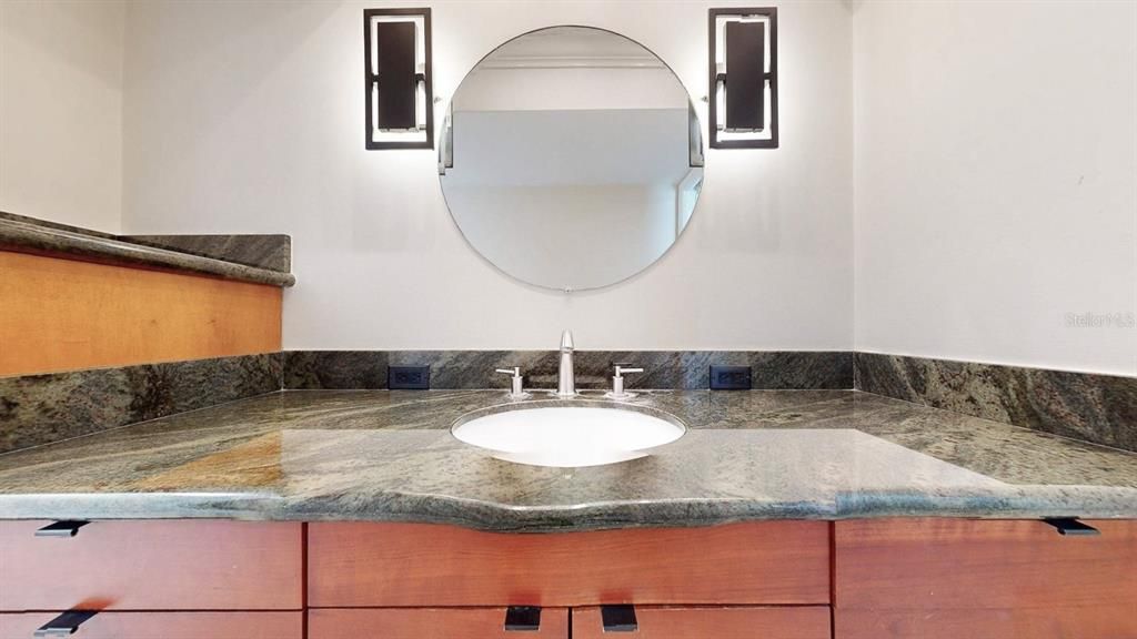 Под контрактом: $2,100,000 (3 спален, 3 ванн, 2305 Квадратных фут)