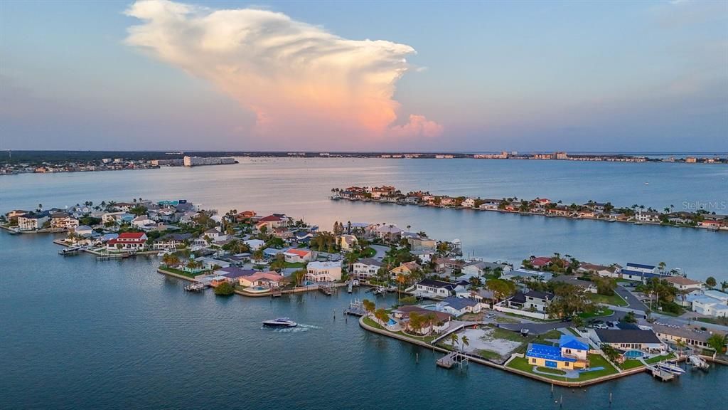 Под контрактом: $2,100,000 (3 спален, 3 ванн, 2305 Квадратных фут)