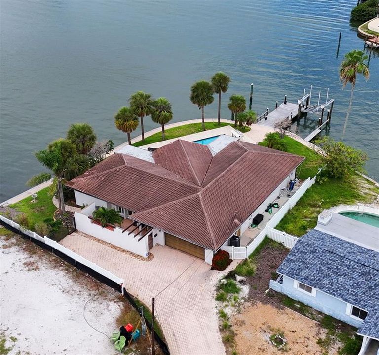 Под контрактом: $2,100,000 (3 спален, 3 ванн, 2305 Квадратных фут)