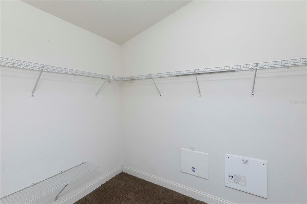 合同活跃: $325,000 (4 贝兹, 2 浴室, 1971 平方英尺)