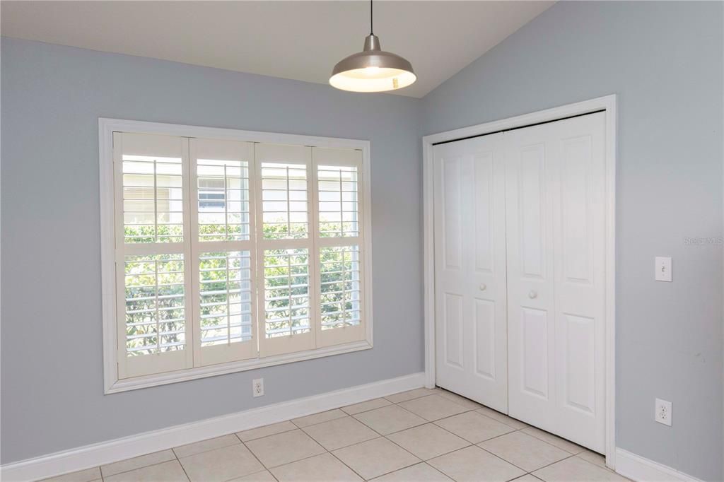 合同活跃: $325,000 (4 贝兹, 2 浴室, 1971 平方英尺)