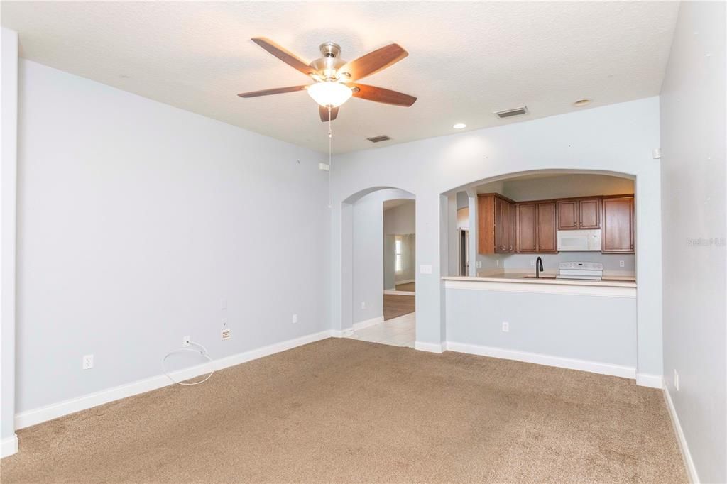 合同活跃: $325,000 (4 贝兹, 2 浴室, 1971 平方英尺)