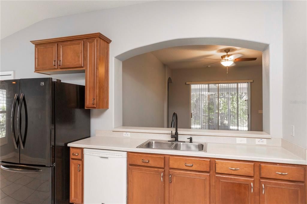 合同活跃: $325,000 (4 贝兹, 2 浴室, 1971 平方英尺)