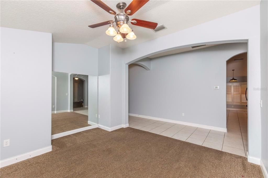 合同活跃: $325,000 (4 贝兹, 2 浴室, 1971 平方英尺)