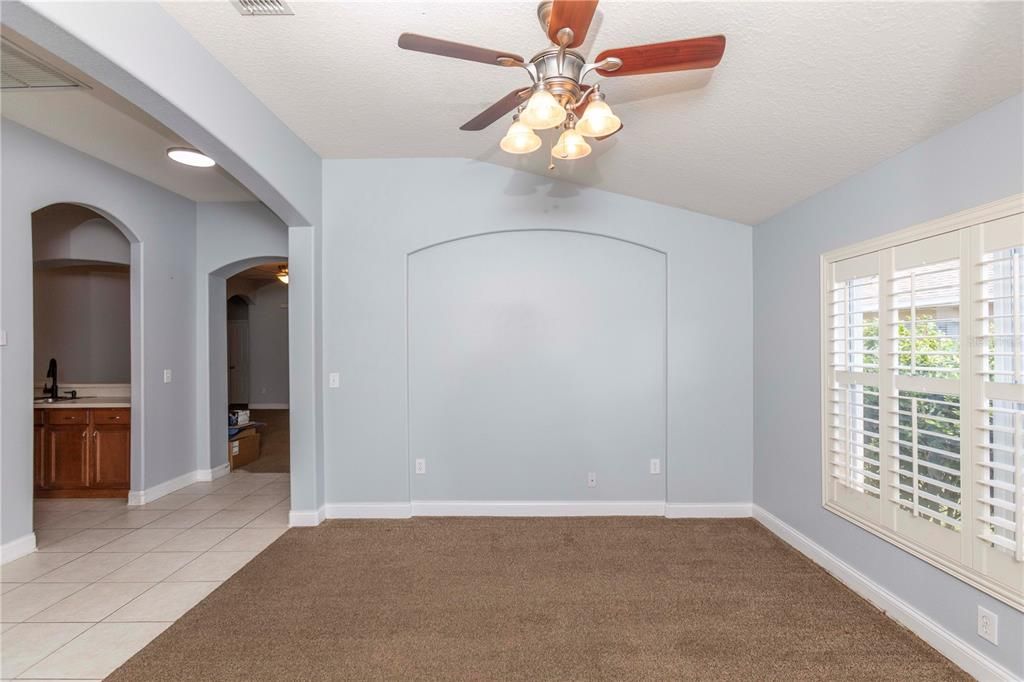 合同活跃: $325,000 (4 贝兹, 2 浴室, 1971 平方英尺)