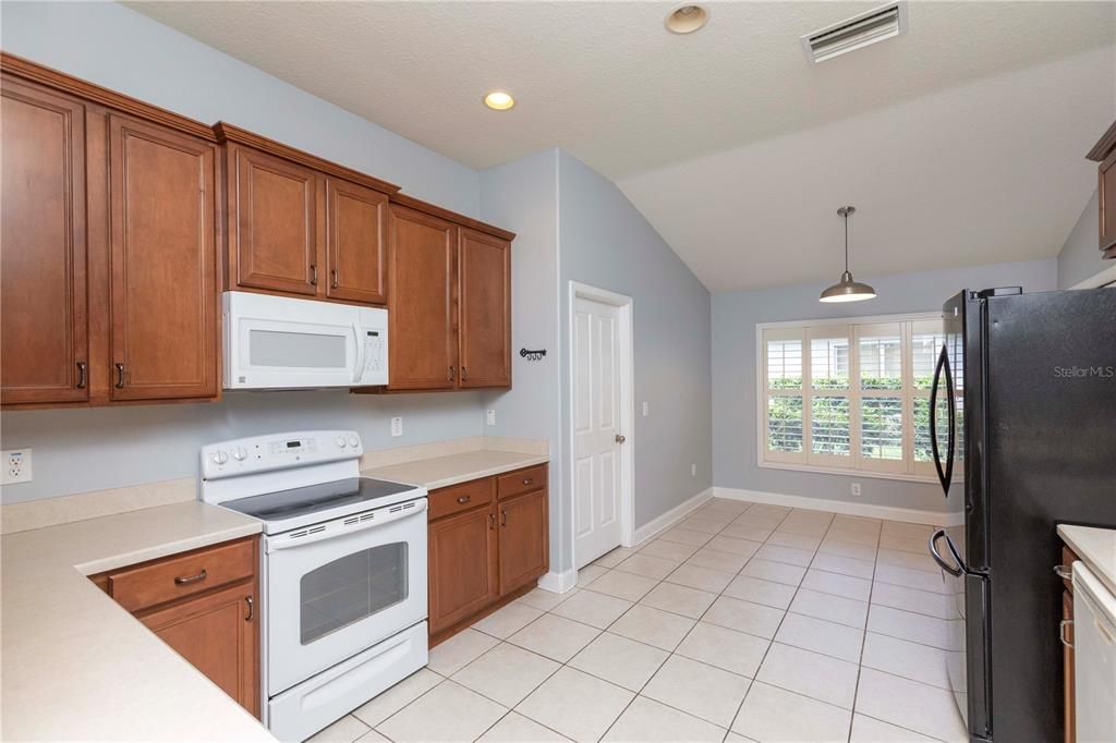 合同活跃: $325,000 (4 贝兹, 2 浴室, 1971 平方英尺)