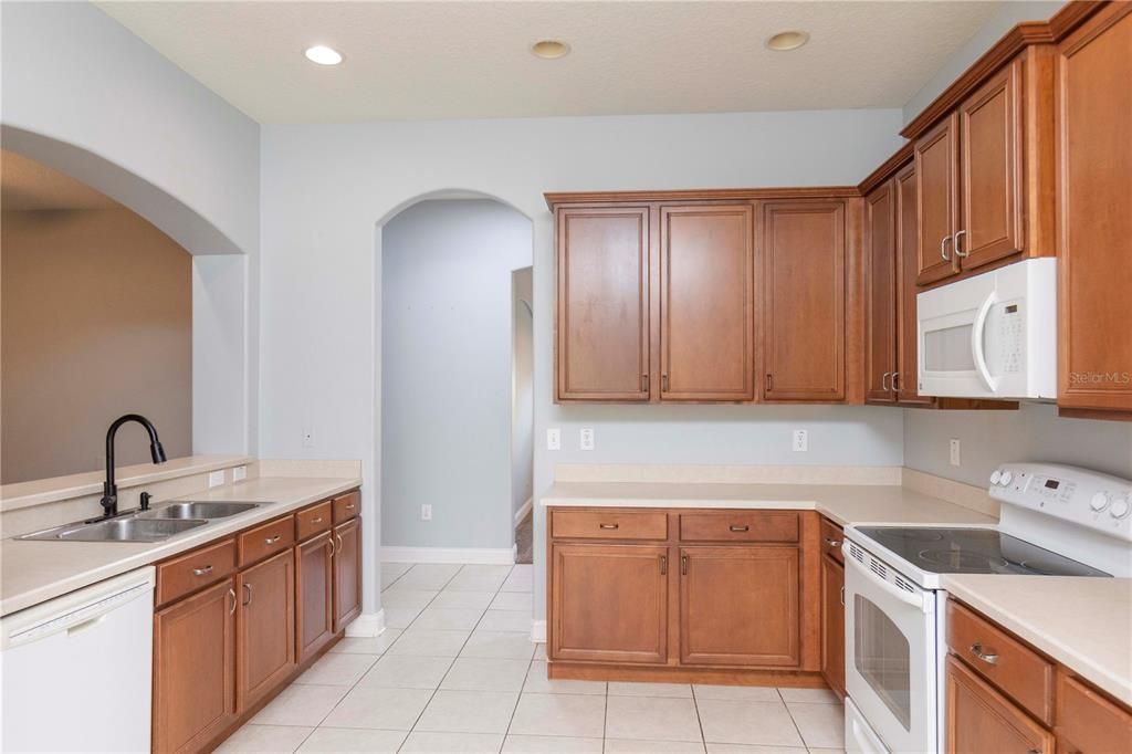 合同活跃: $325,000 (4 贝兹, 2 浴室, 1971 平方英尺)