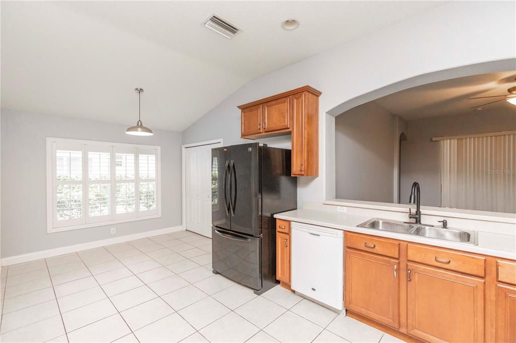 合同活跃: $325,000 (4 贝兹, 2 浴室, 1971 平方英尺)