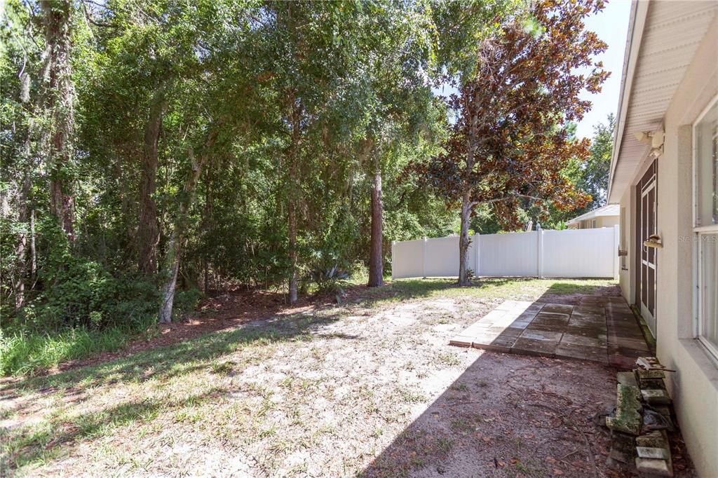 合同活跃: $325,000 (4 贝兹, 2 浴室, 1971 平方英尺)