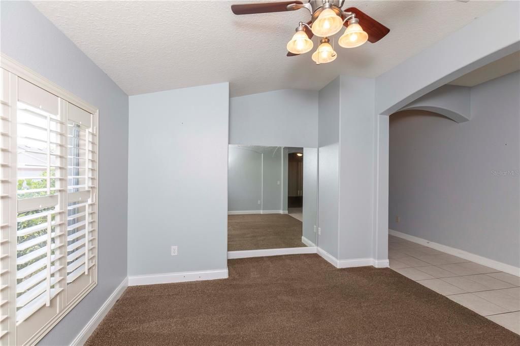 合同活跃: $325,000 (4 贝兹, 2 浴室, 1971 平方英尺)