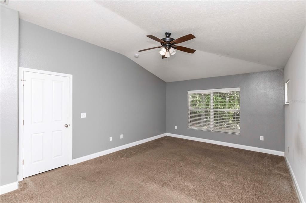 合同活跃: $325,000 (4 贝兹, 2 浴室, 1971 平方英尺)