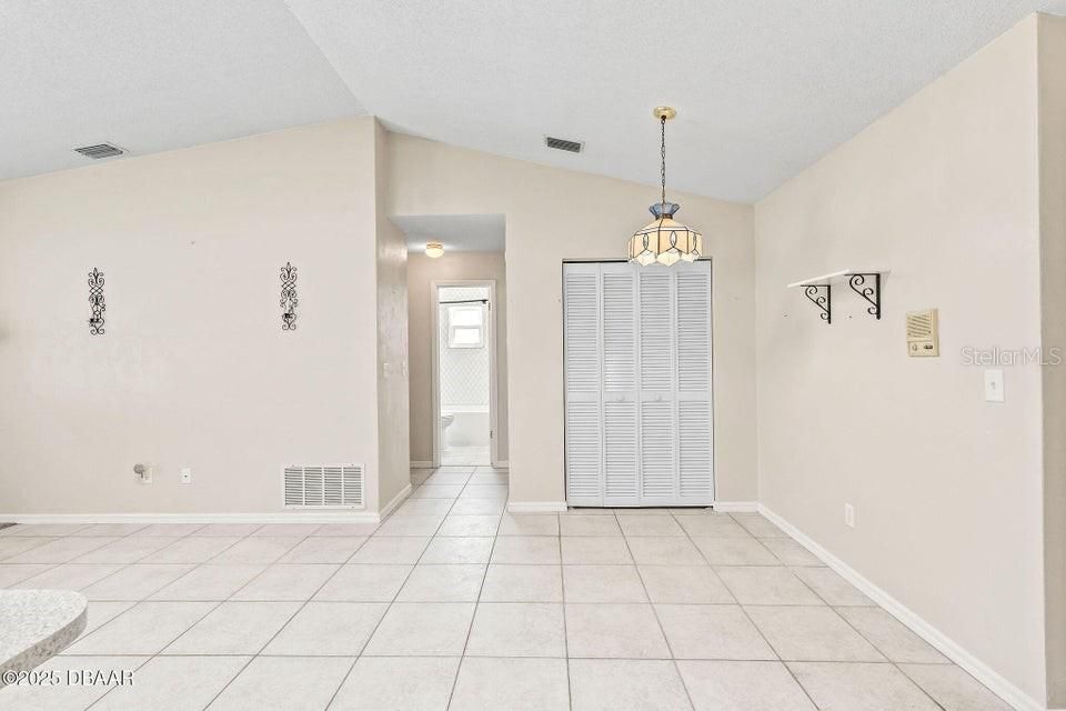 合同活跃: $364,000 (3 贝兹, 2 浴室, 1824 平方英尺)