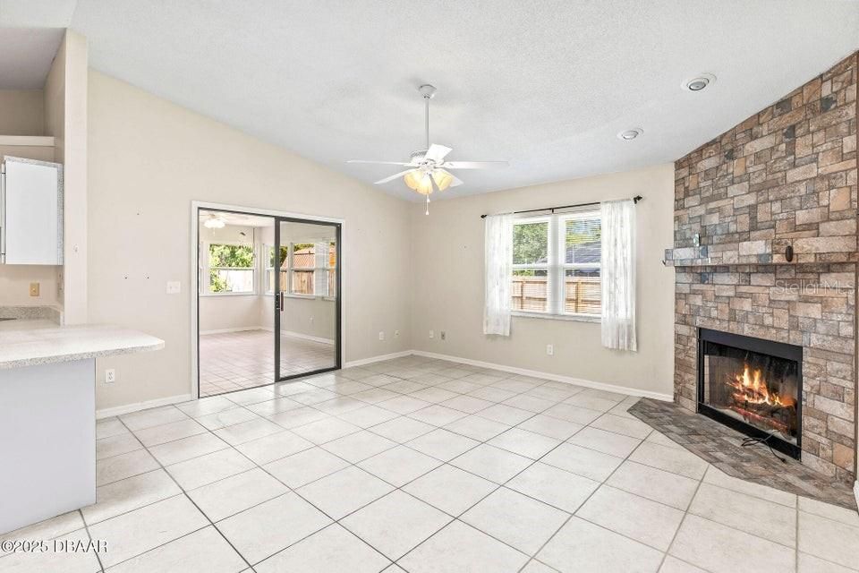 合同活跃: $364,000 (3 贝兹, 2 浴室, 1824 平方英尺)