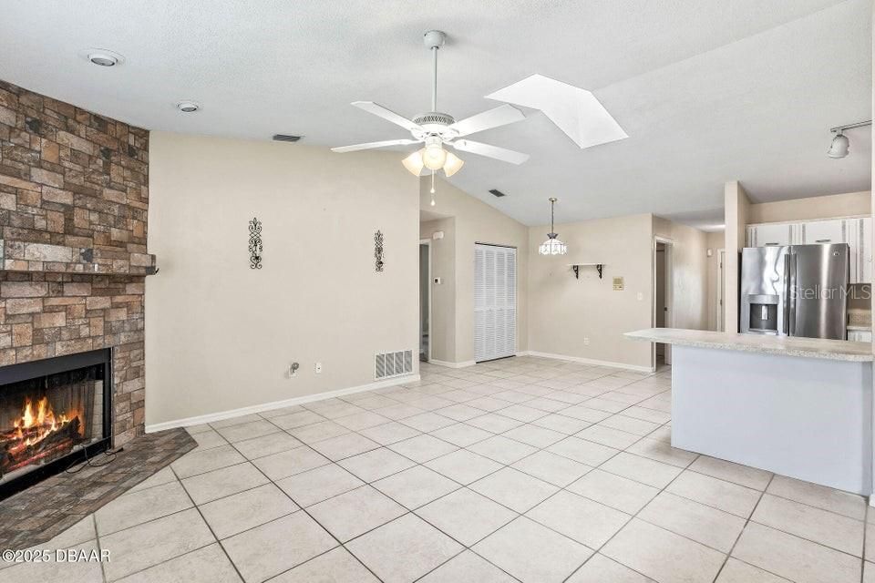 合同活跃: $364,000 (3 贝兹, 2 浴室, 1824 平方英尺)