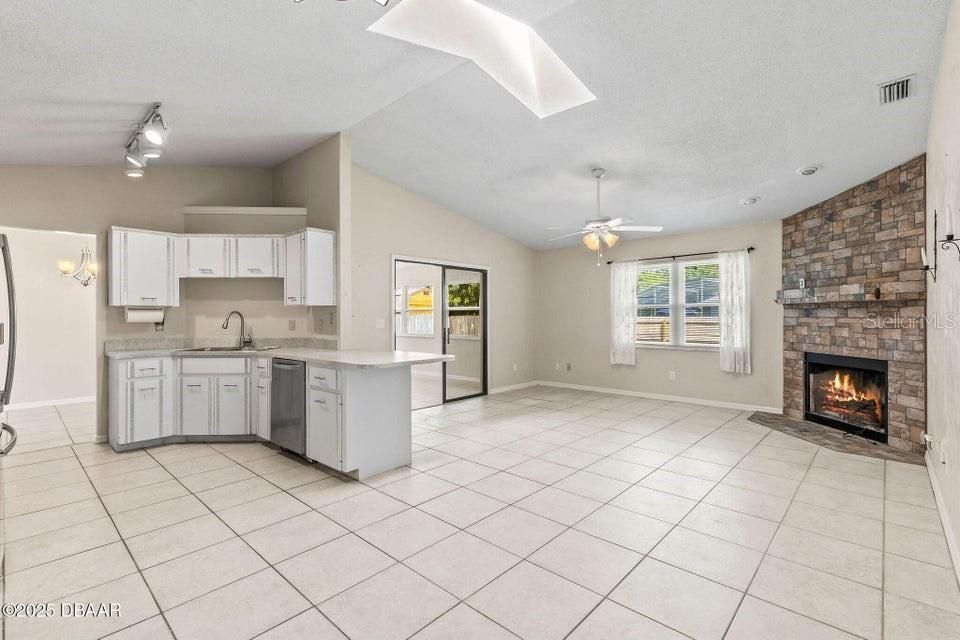 合同活跃: $364,000 (3 贝兹, 2 浴室, 1824 平方英尺)