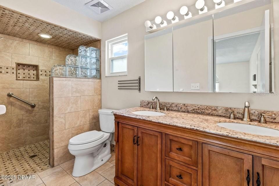 合同活跃: $364,000 (3 贝兹, 2 浴室, 1824 平方英尺)