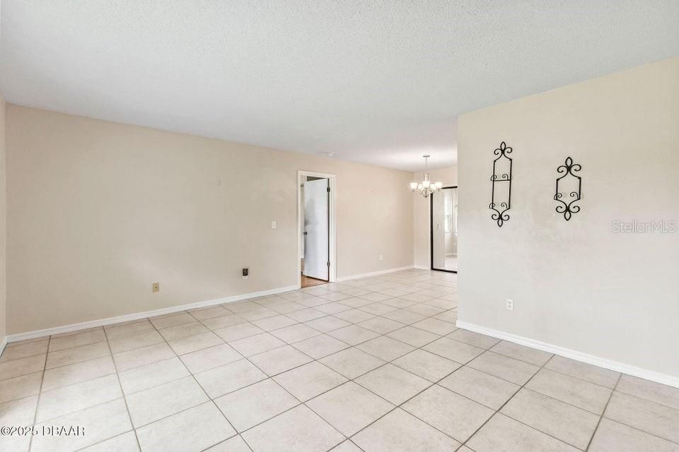 合同活跃: $364,000 (3 贝兹, 2 浴室, 1824 平方英尺)