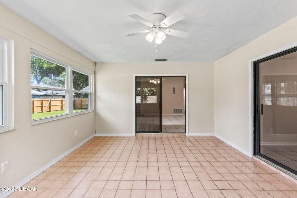 合同活跃: $364,000 (3 贝兹, 2 浴室, 1824 平方英尺)