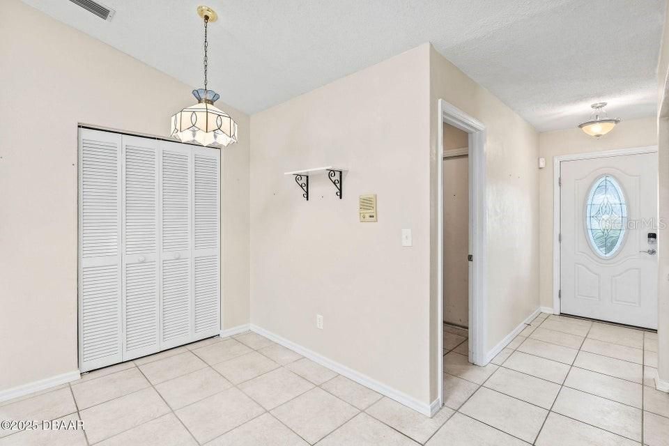 合同活跃: $364,000 (3 贝兹, 2 浴室, 1824 平方英尺)