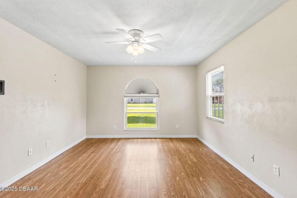 合同活跃: $364,000 (3 贝兹, 2 浴室, 1824 平方英尺)