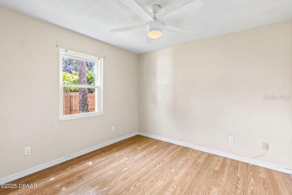 合同活跃: $364,000 (3 贝兹, 2 浴室, 1824 平方英尺)