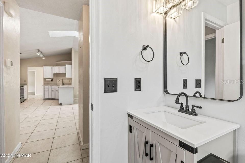 合同活跃: $364,000 (3 贝兹, 2 浴室, 1824 平方英尺)