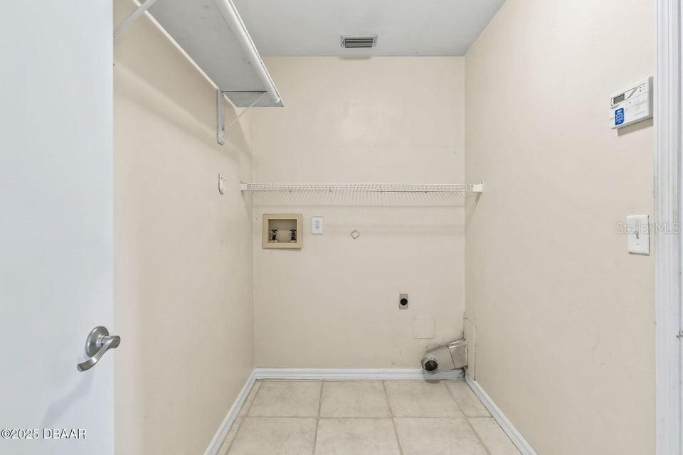 合同活跃: $364,000 (3 贝兹, 2 浴室, 1824 平方英尺)