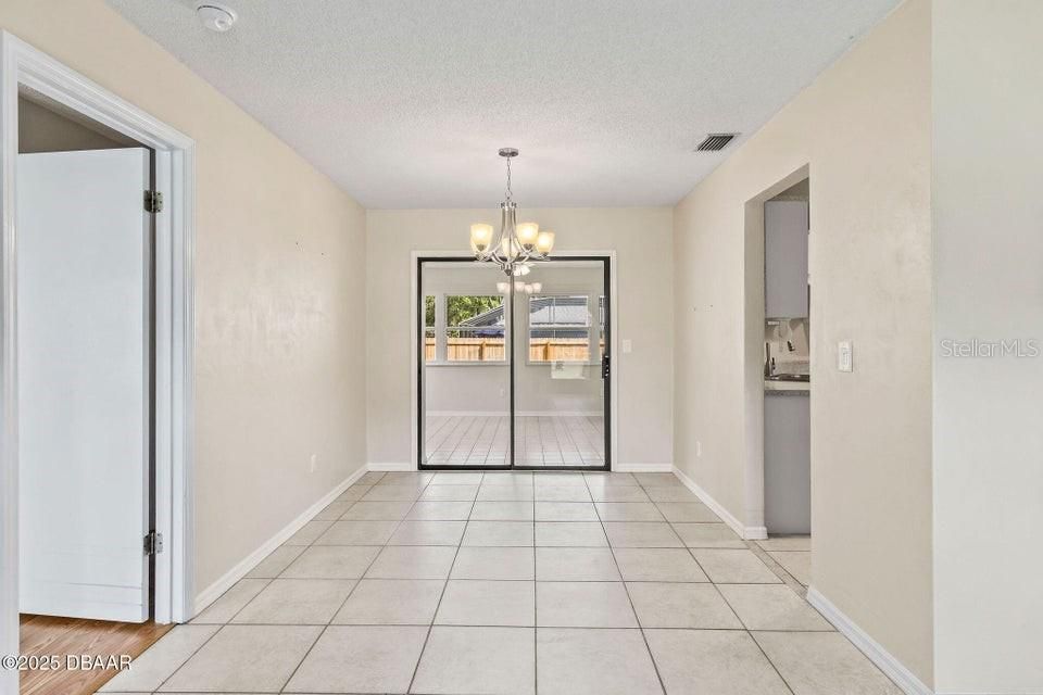 合同活跃: $364,000 (3 贝兹, 2 浴室, 1824 平方英尺)