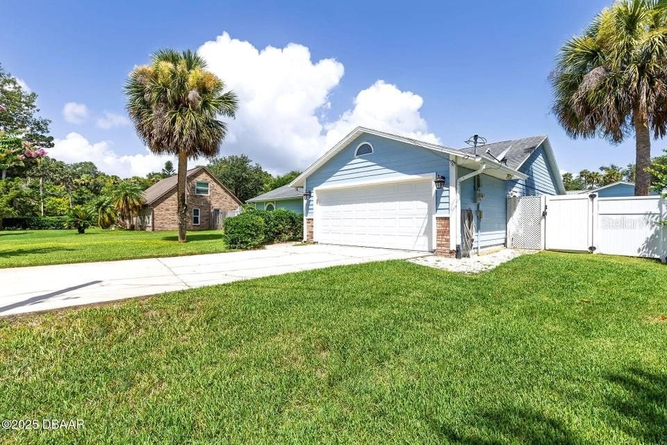 合同活跃: $364,000 (3 贝兹, 2 浴室, 1824 平方英尺)