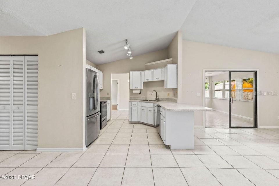 合同活跃: $364,000 (3 贝兹, 2 浴室, 1824 平方英尺)