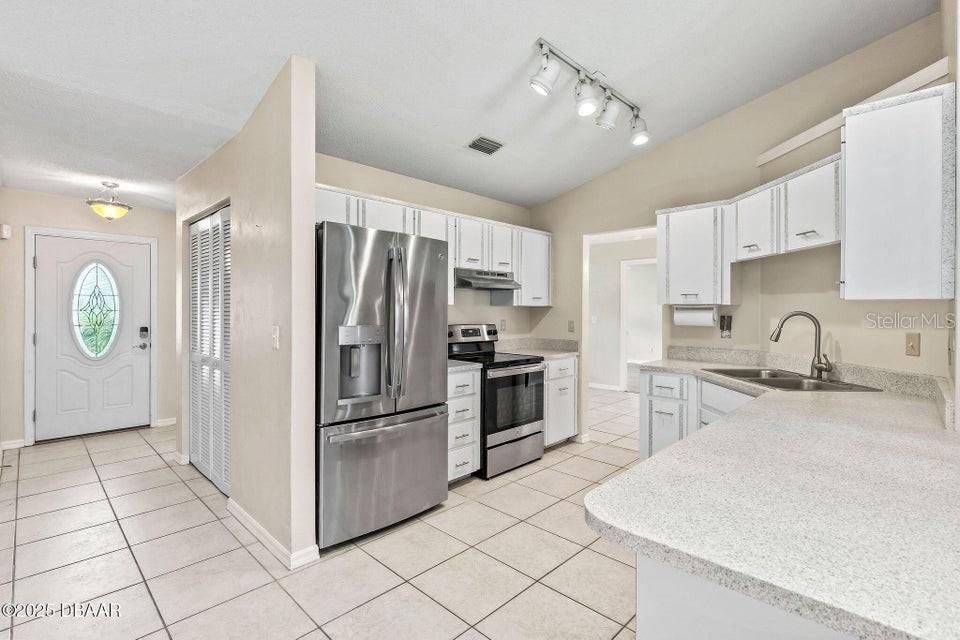 合同活跃: $364,000 (3 贝兹, 2 浴室, 1824 平方英尺)